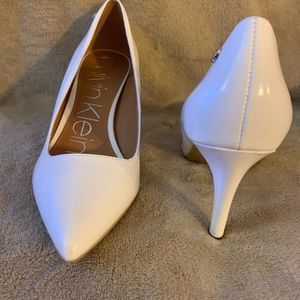 Calvin Klein white patent heeled pumps